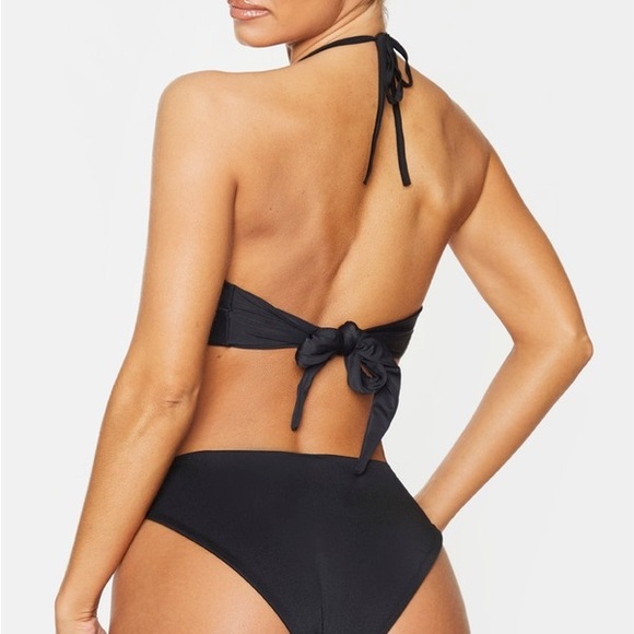 PrettyLittleThing Black Twist Front Keyhole Bikini Top - Picture 2 of 7